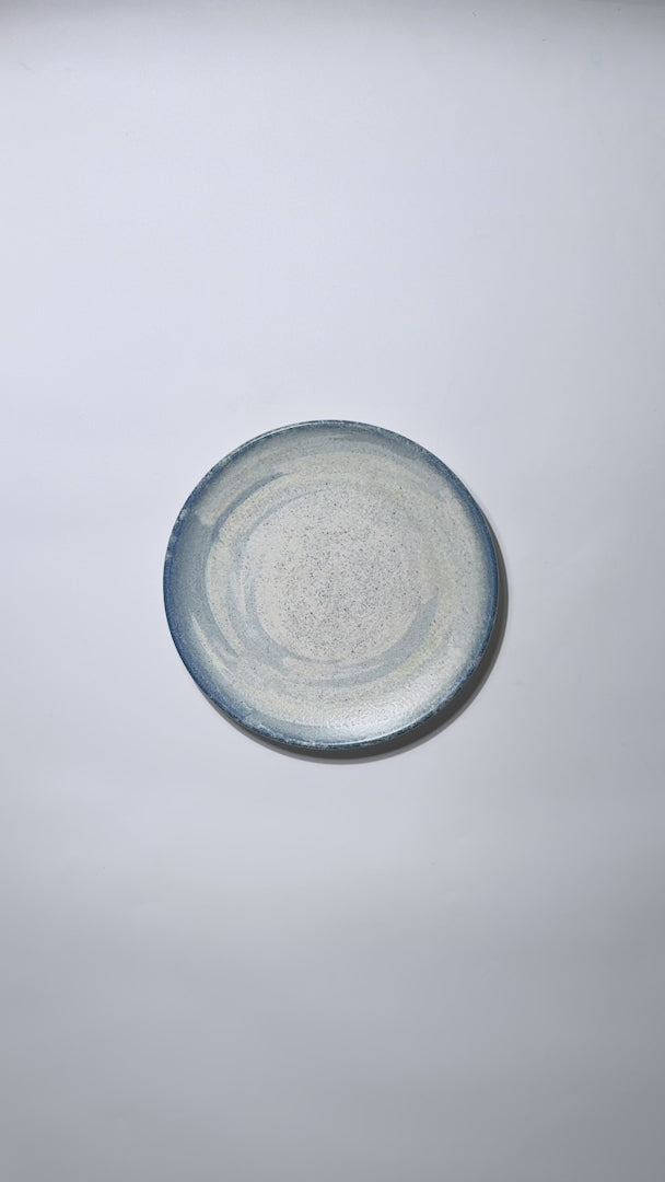 Cargar vídeo: Video del acabado moteado y borde azul del plato de porcelana Harena