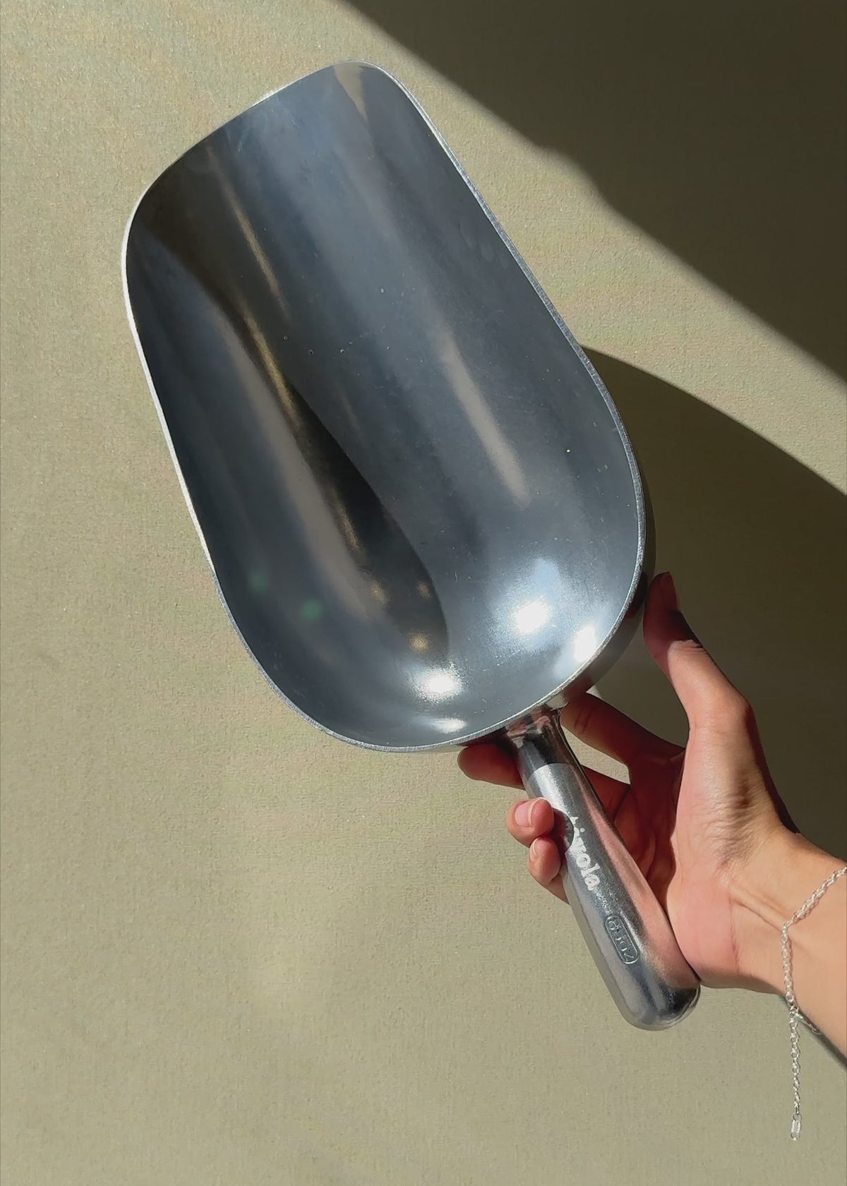 Cargar vídeo: Cucharon pala dosificadora de aluminio plata 2.5 L