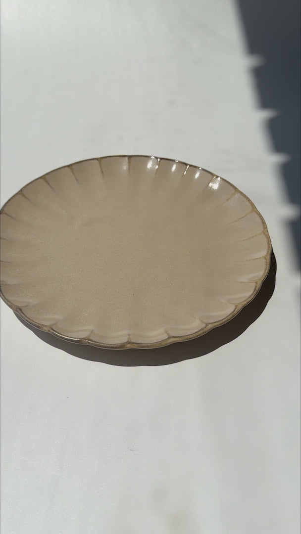 Cargar vídeo: Video del plato trinche de porcelana beige East Sand Ø 21 cm