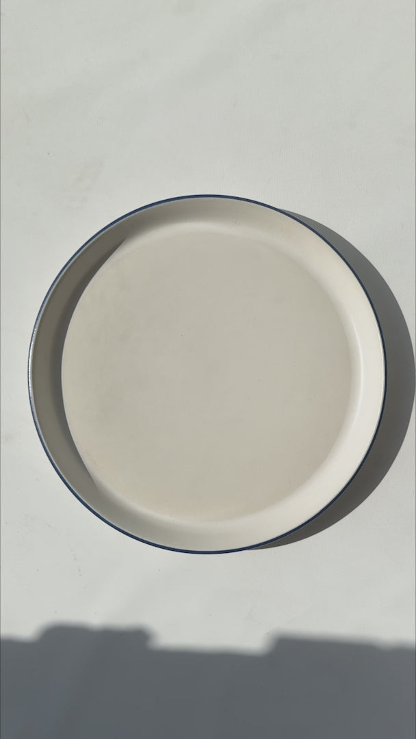 Cargar vídeo: Video del plato de cerámica blanco filo azul con borde elevado Ø 27 cm