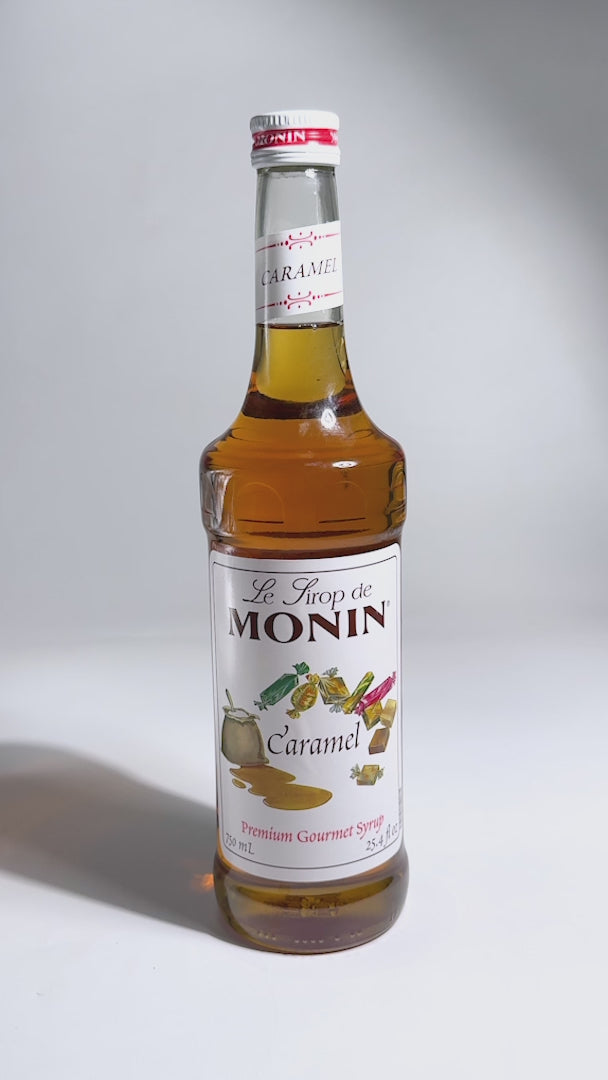 Jarabe de caramelo botella de vidrio Monin 750 ml — video de producto