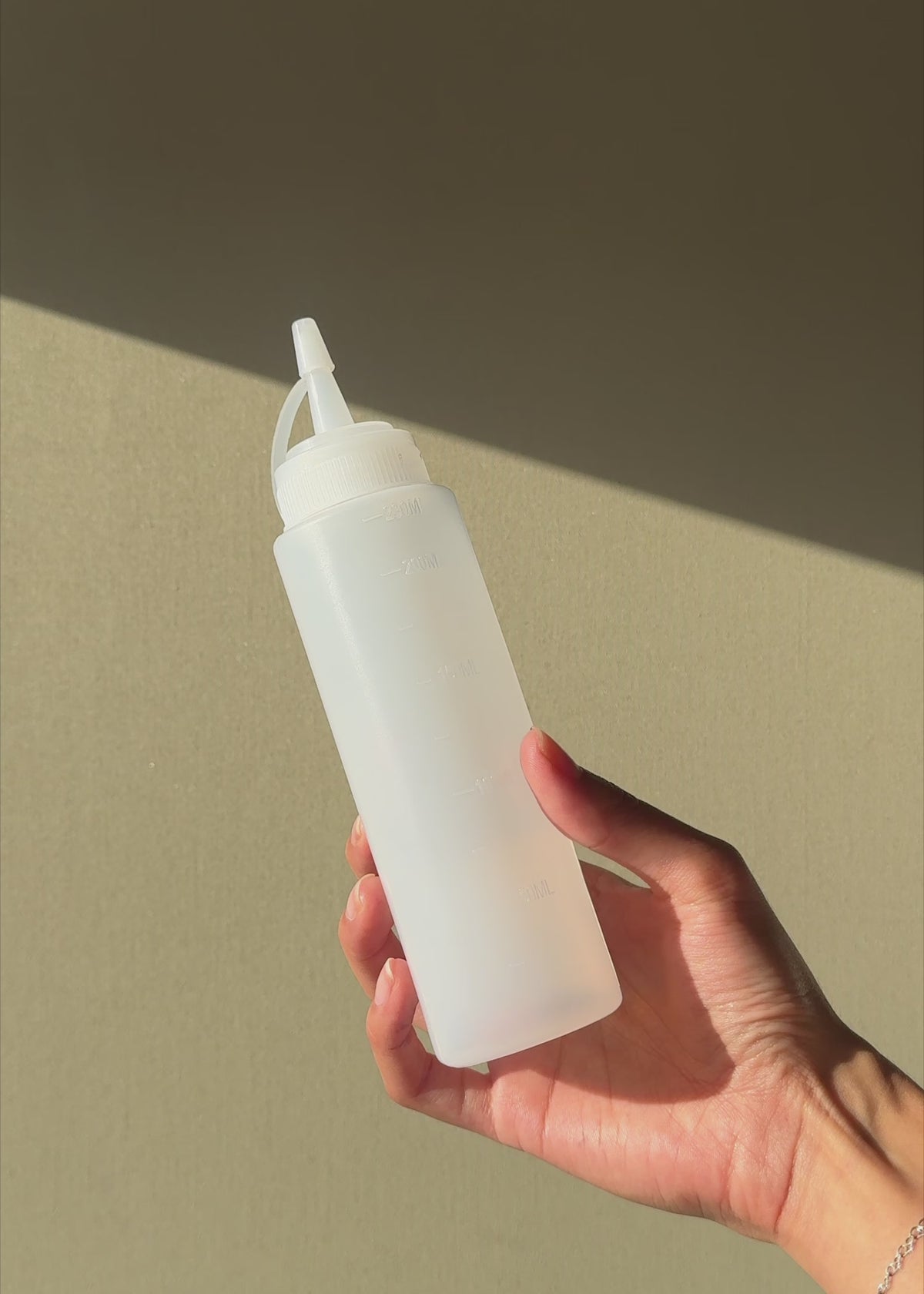 Cargar vídeo: Botella dispensadora de plástico transparente 8 oz