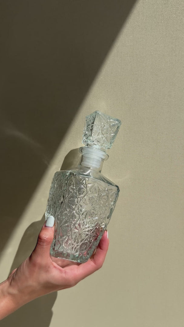 Cargar vídeo: video detalles licorera de vidrio maha