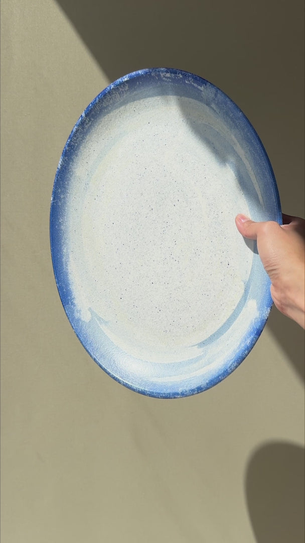 Cargar vídeo: Video de loza para restaurantes MAHA plato ovalado Harena blanco y azul