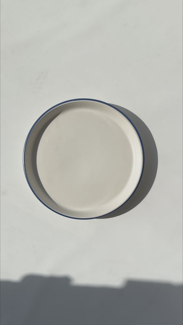 Cargar vídeo: Video del plato con borde elevado Alaska blanco filo azul Ø 20 cm