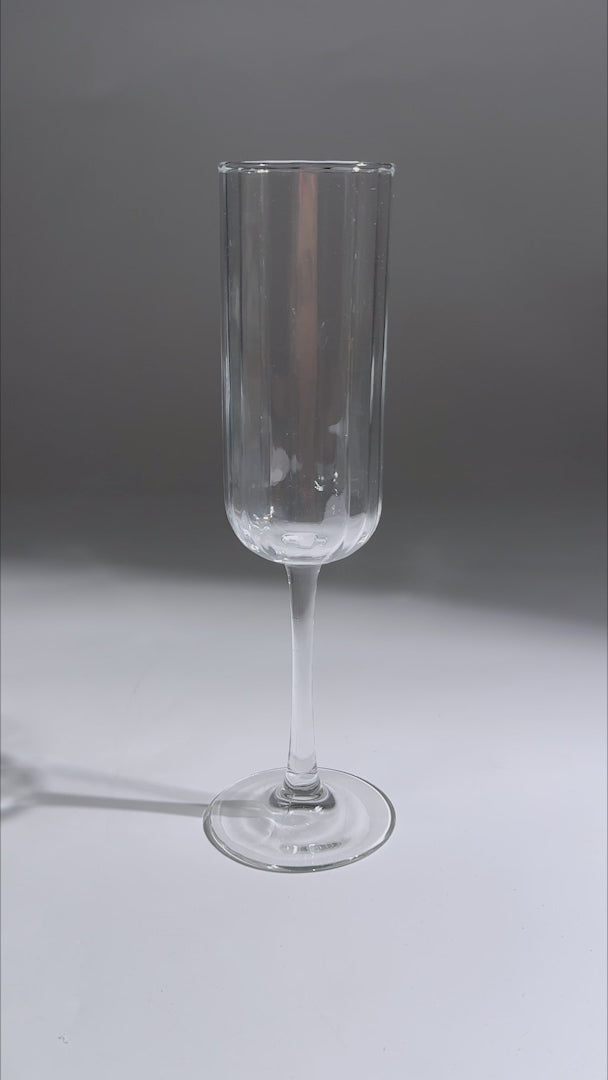 Cargar vídeo: Video de la copa flauta de vidrio Linear 222 ml