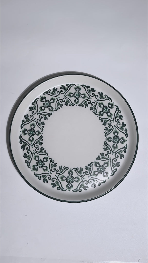 Cargar vídeo: Video del diseño floral y borde verde del plato Talavera Verde