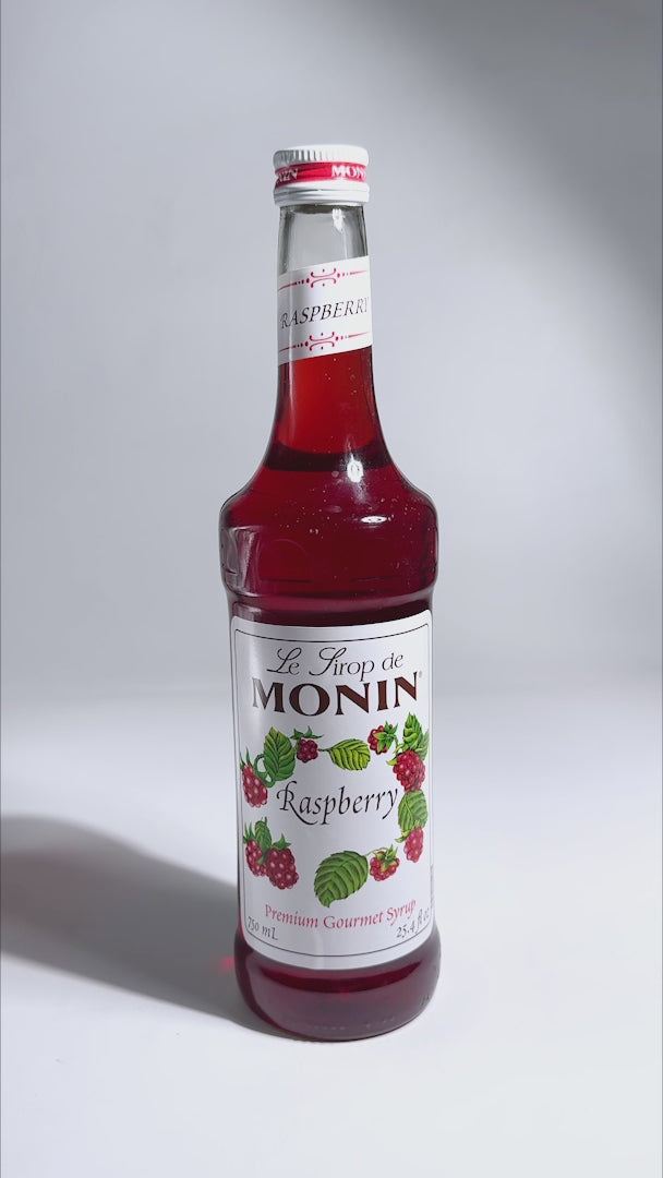 Jarabe de frambuesa botella de vidrio Monin 750 ml — video de producto