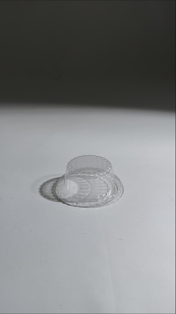 Tapa domo desechable de plástico (pet) transparente premium para contenedor de 3 oz — video de producto