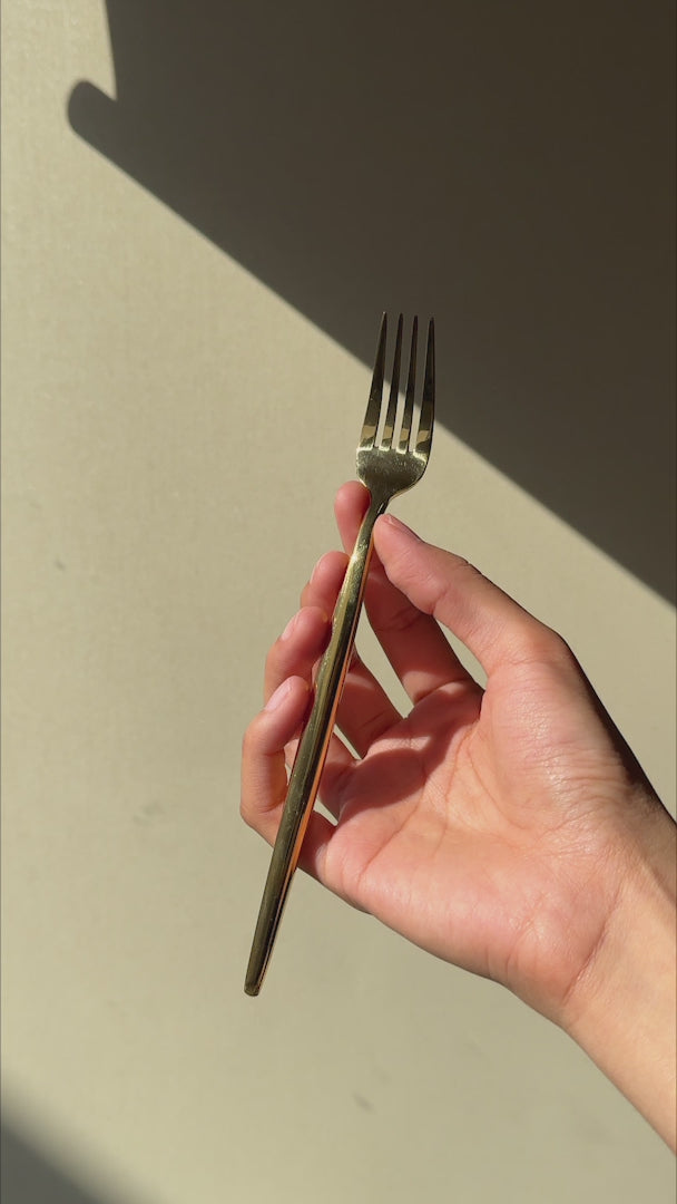 Cargar vídeo: Video del tenedor de mesa de acero inoxidable dorado Galaxy 18.5 cm