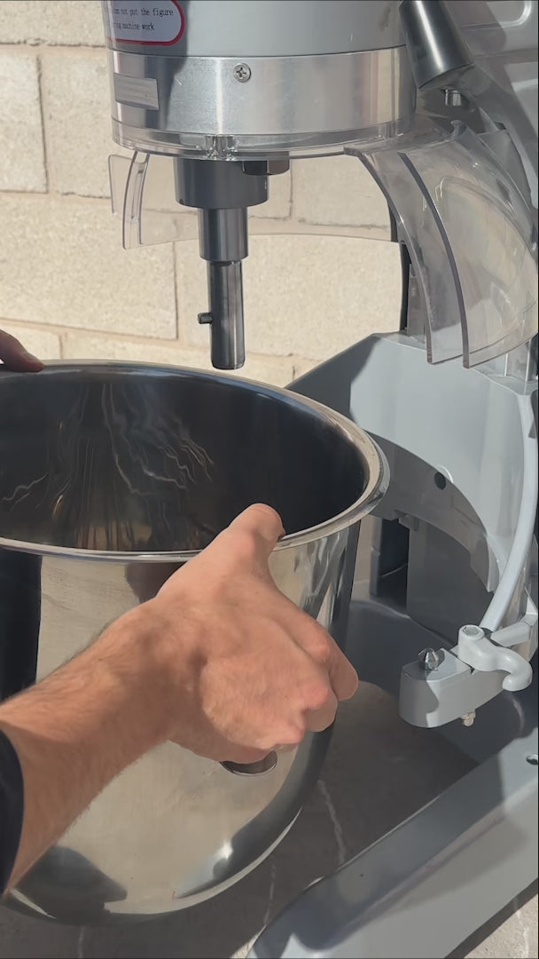 Cargar vídeo: Batidora planetaria tres velocidades de acero inoxidable plata 15 kg de masa 30 L — video de producto