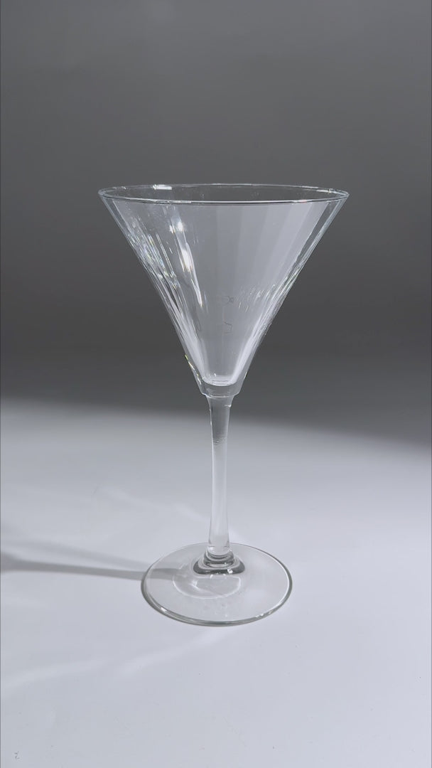 Cargar vídeo: Video de la copa para martini de vidrio Linear 281 ml
