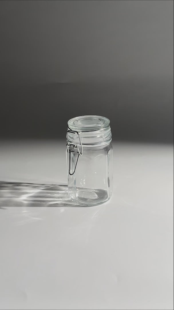 Cargar vídeo: Frasco hexagonal especiero de vidrio hermético con tapa clip Brocalito 250 ml — video de producto