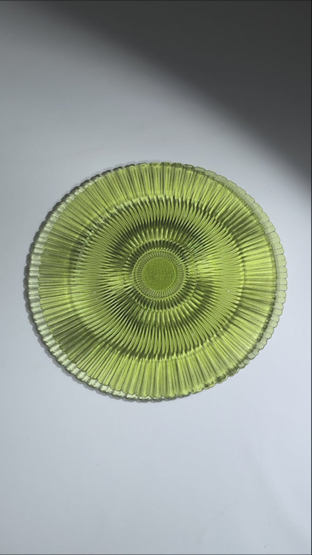 Cargar vídeo: Plato base de vidrio con rayas verde olivo Karan Ø 32.5 cm — video de producto