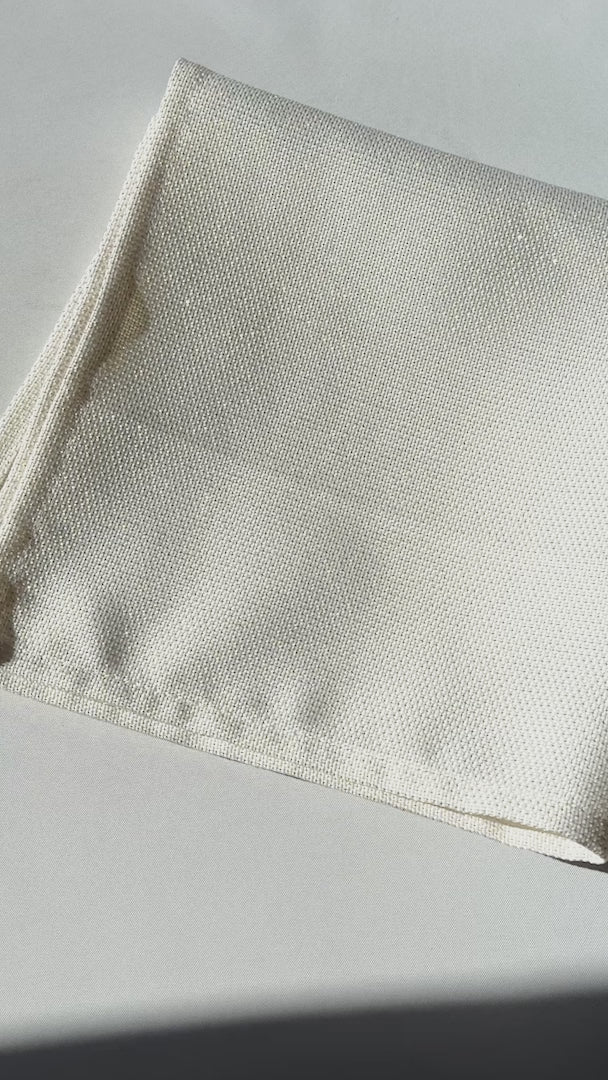 Cargar vídeo: Servilleta de tela (100% poliéster) con bastilla plata color hueso Ginebra 45x45 cm — video de producto