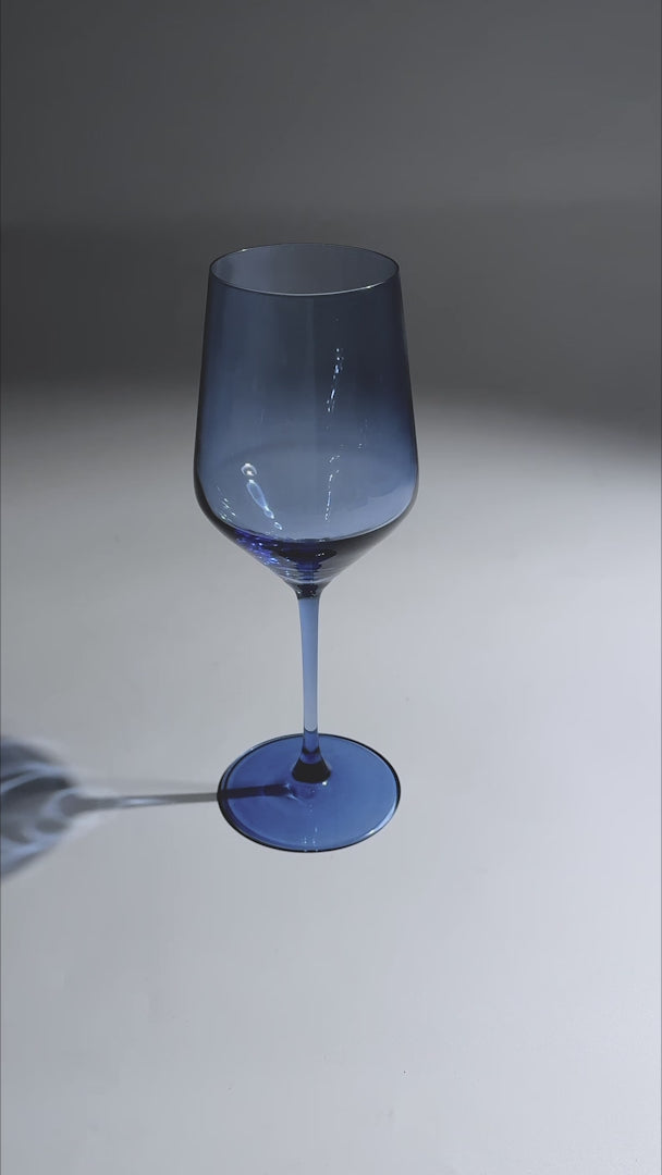 Cargar vídeo: Copa elegante para coctelería premium de cristal pintado azul Mencía 505 ml — video de producto