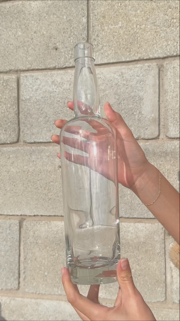 Cargar vídeo: Botella mezcalera de vidrio transparente Premium Louisville 750 ml — video de producto