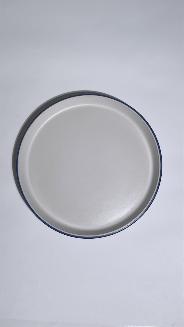 Cargar vídeo: Video del plato de cerámica blanco filo azul con borde elevado Ø 24 cm