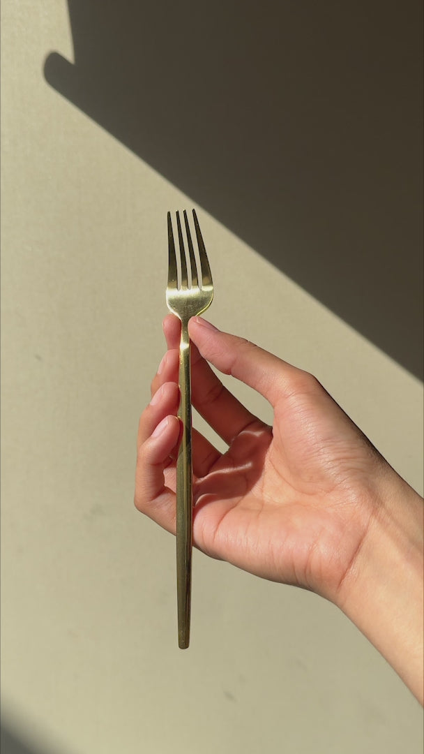 Video del tenedor para ensalada de acero inoxidable dorado Atenas 18.5 cm