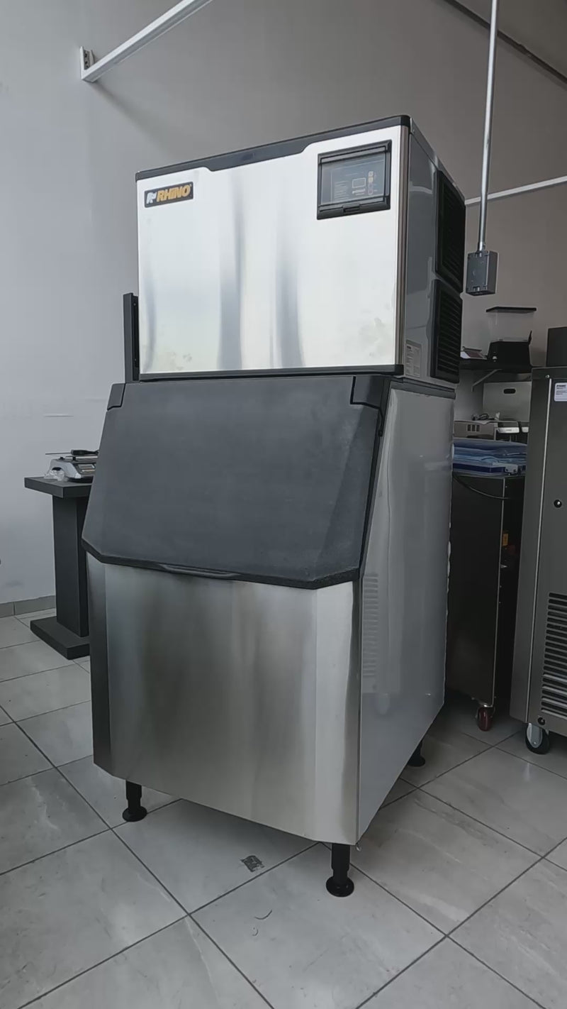 Fabrica industrial de hielo en cubo, producción de 230 kg por 24 hrs. , con deposito de 200 kg. Altura 174.5 cm, ancho 76 cm, largo 86 cm. Cubo de hielo de 2.2 cm. Rhino FAHIEL-230 — video de producto