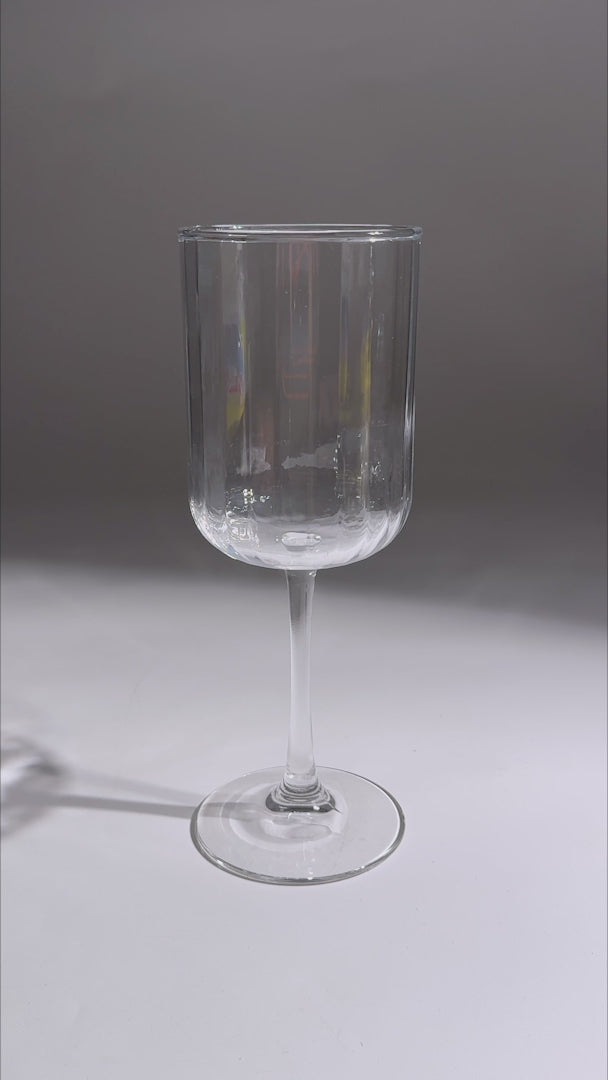 Cargar vídeo: Video de la copa para cóctel de vidrio Linear 399 ml