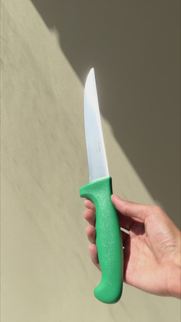 Cuchillo para deshuesar recto profesional de acero inoxidable con mango antideslizante rojo, verde, blanco, negro, amarillo y azul  6". Premium — video de producto
