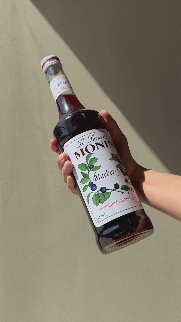 Jarabe de mora azul botella de vidrio Monin 750 ml — video de producto