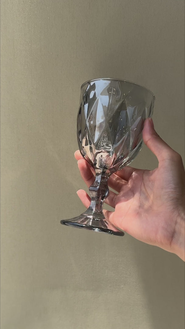 Cargar vídeo: Video de la copa para agua de vidrio humo Diamond 325 ml