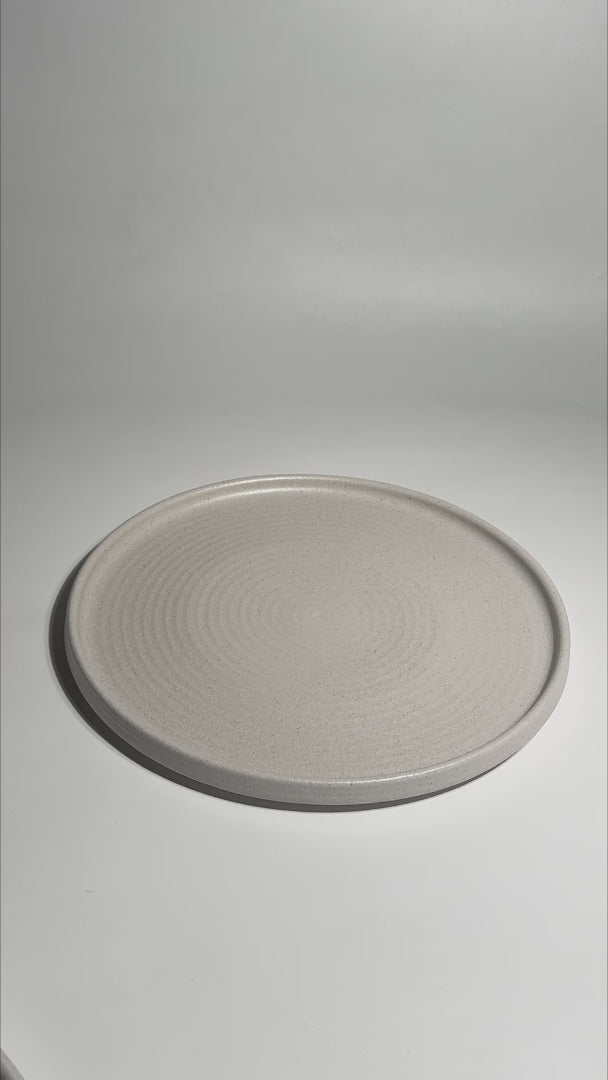 Video del acabado marfil y textura Ripple del plato Liora Ø 28 cm