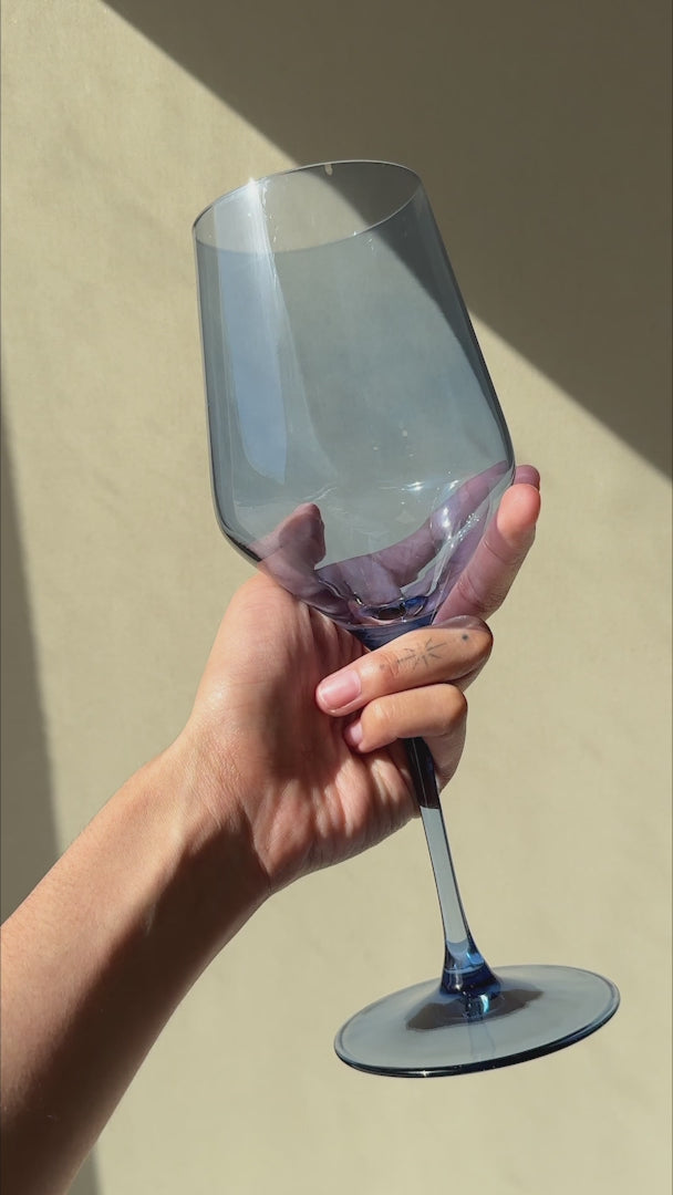 Cargar vídeo: Copa elegante para coctelería premium de cristal pintado azul Mencía 505 ml — video de producto