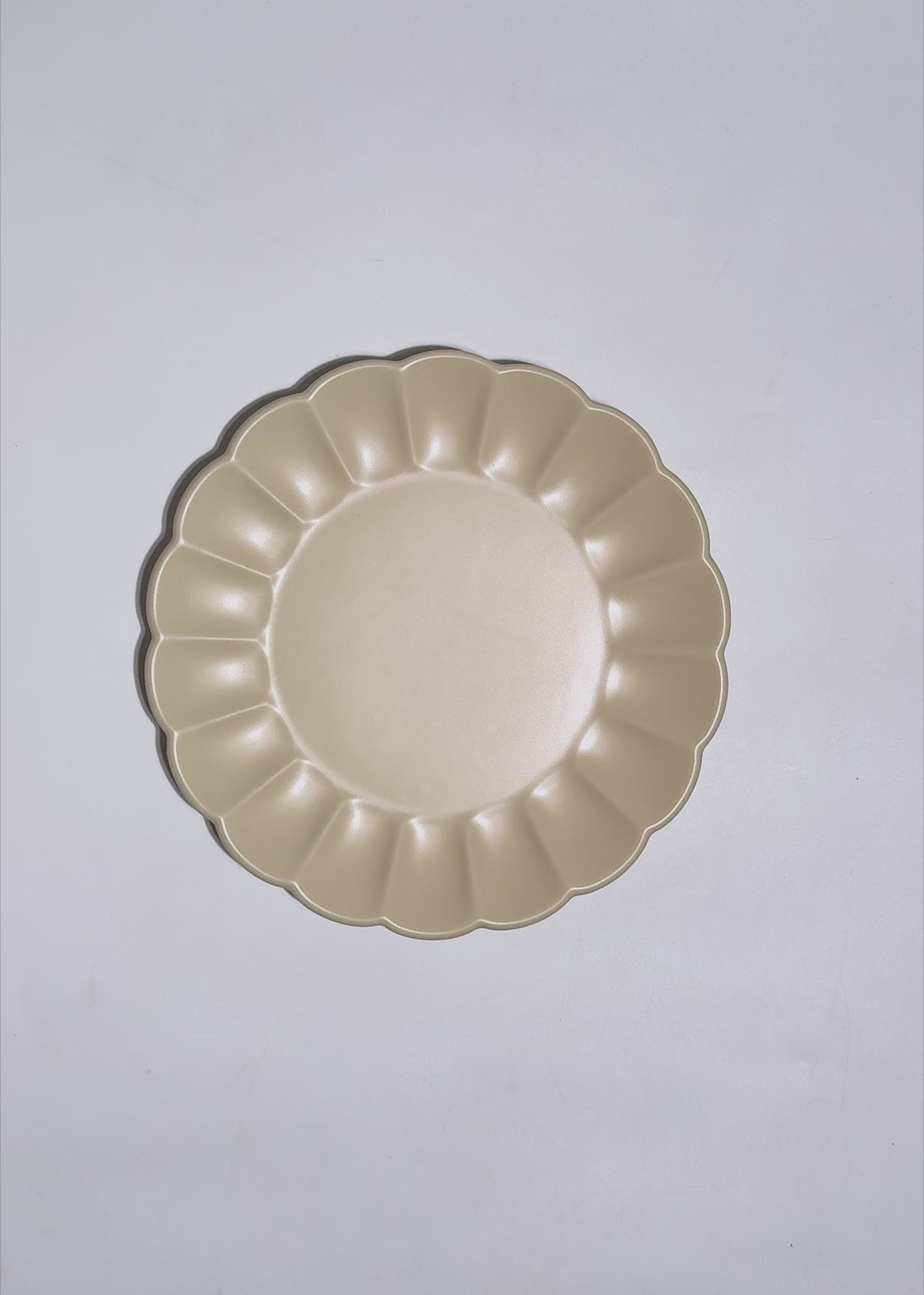 Cargar vídeo: Plato postre Pétalo de cerámica beige mate de 22 cm