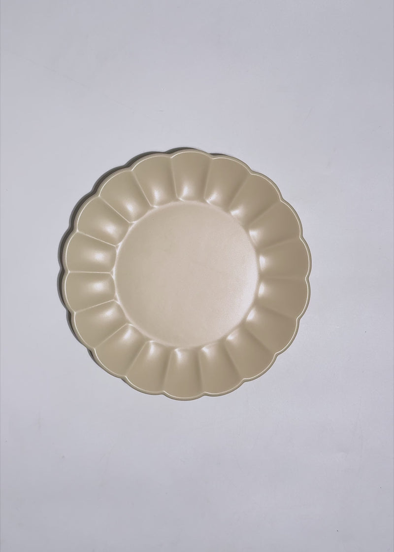 Plato postre Pétalo de cerámica beige mate de 22 cm