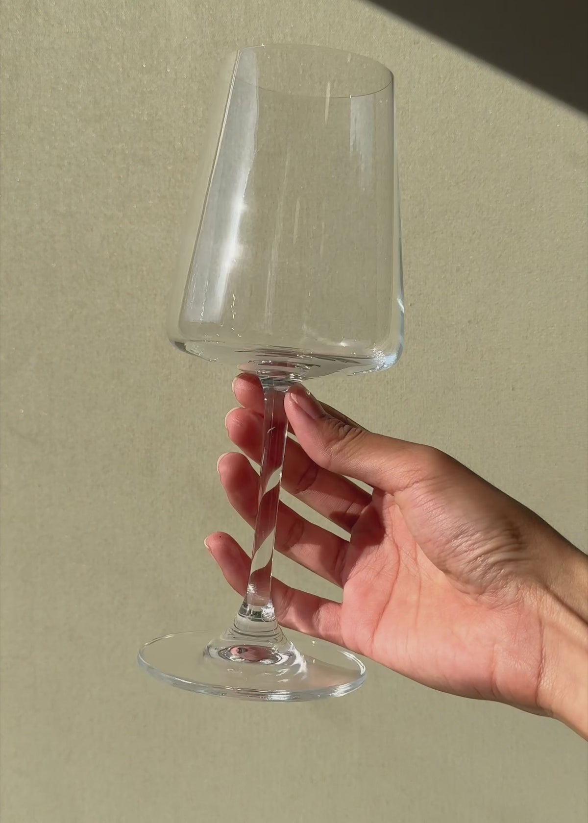 Cargar vídeo: Copa para vino tinto de vidrio transparente Vitra 400 ml — video de producto