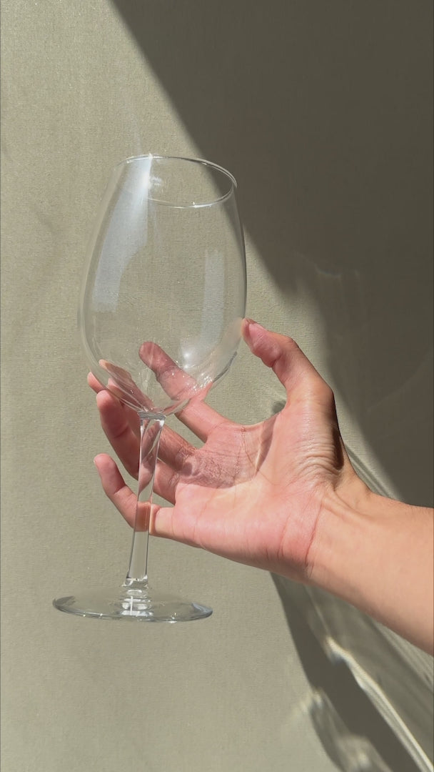 Cargar vídeo: Video de la copa para vino tinto de vidrio Finedge 592 ml