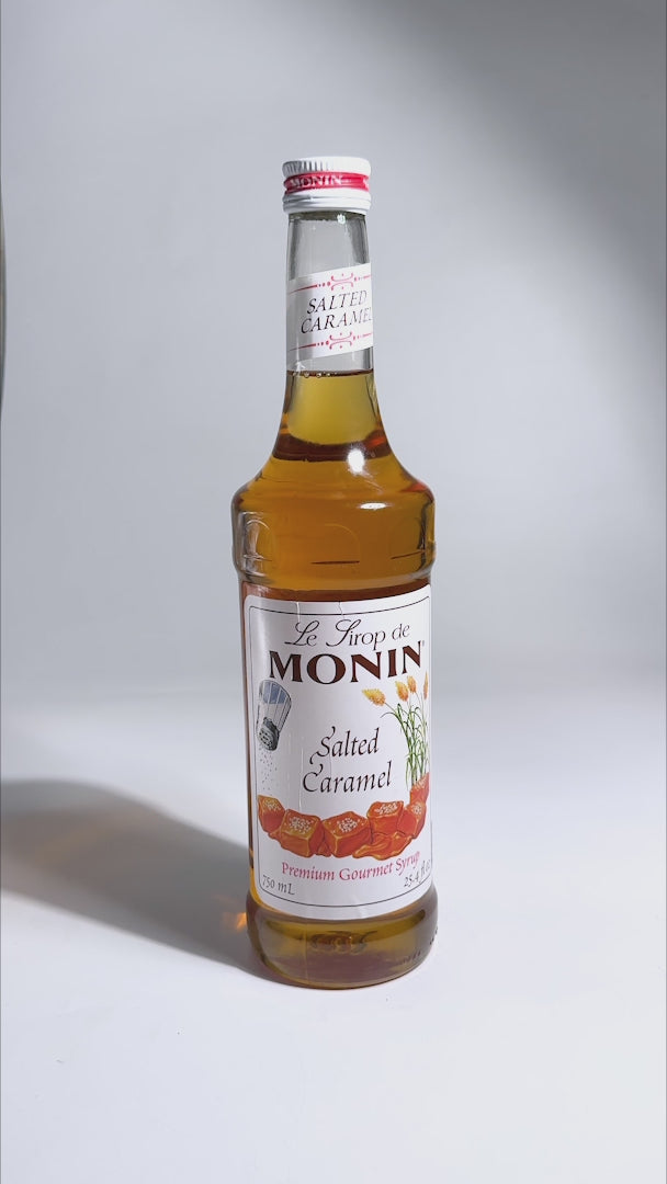 Cargar vídeo: Jarabe de caramelo salado botella de vidrio Monin 750 ml — video de producto