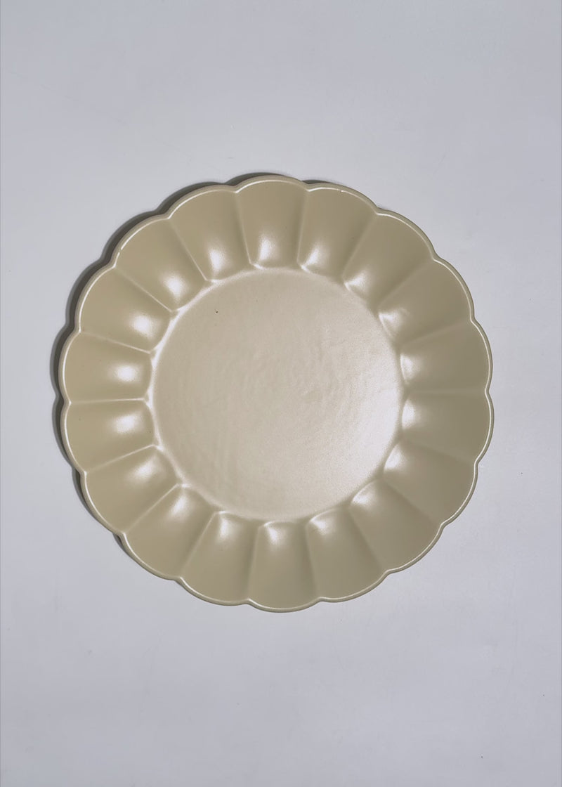 Plato trinche Pétalo de cerámica beige mate de 26.5 cm