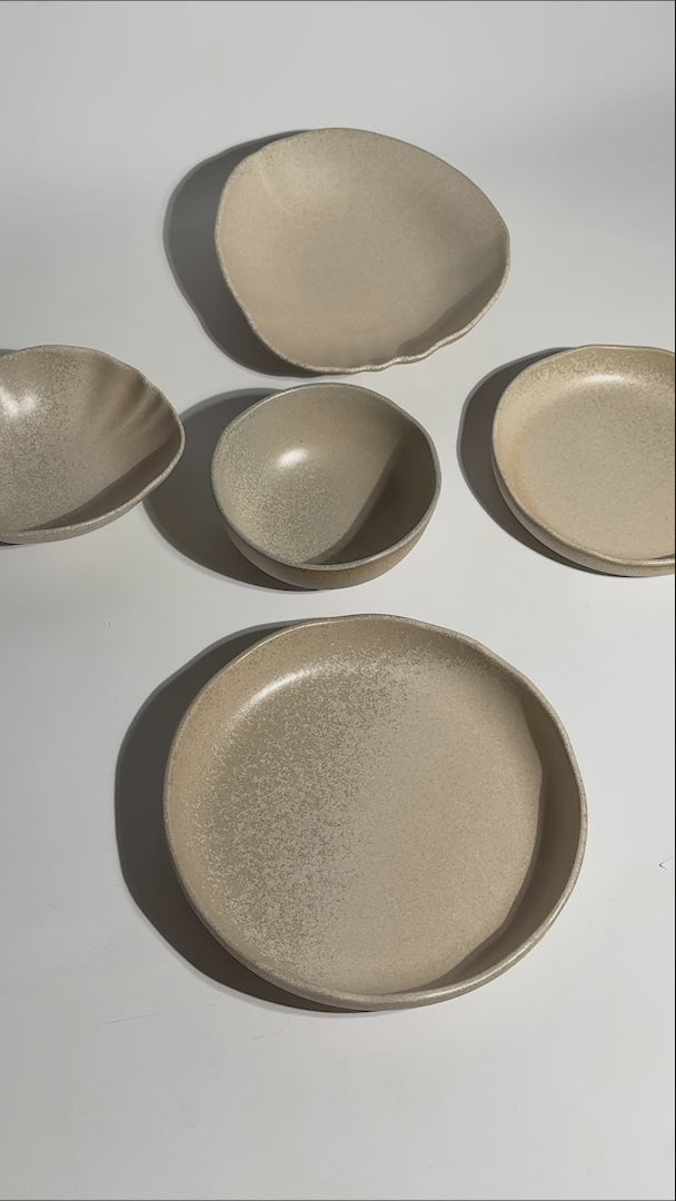 Cargar vídeo: Platos hondos de porcelana café Cresta Sahara — video de producto