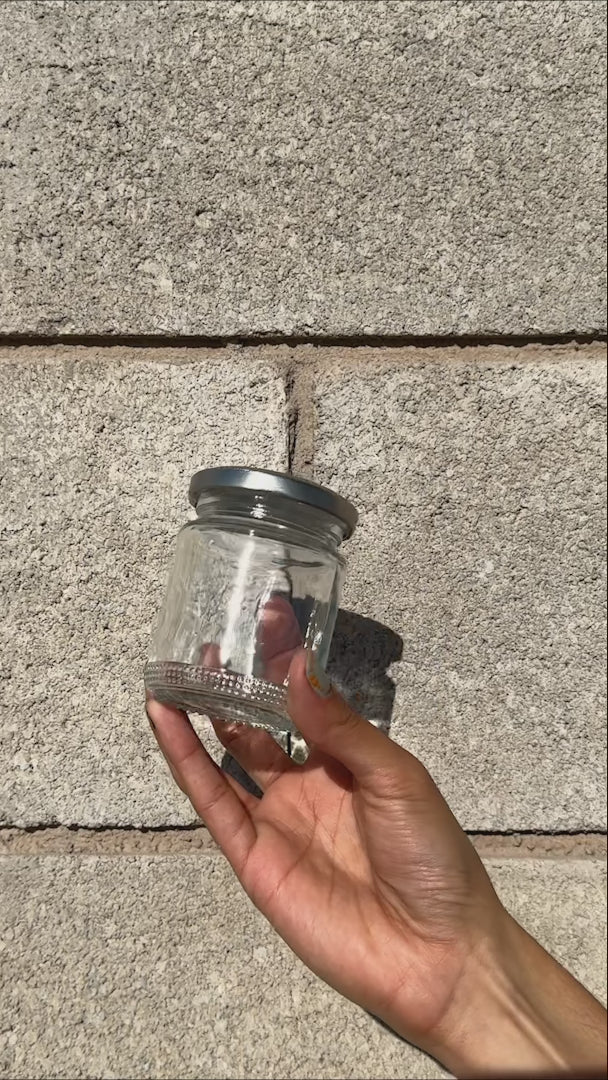 Frascos cilindro de vidrio transparente con tapa plateada de 50 a 500 ml — video de producto