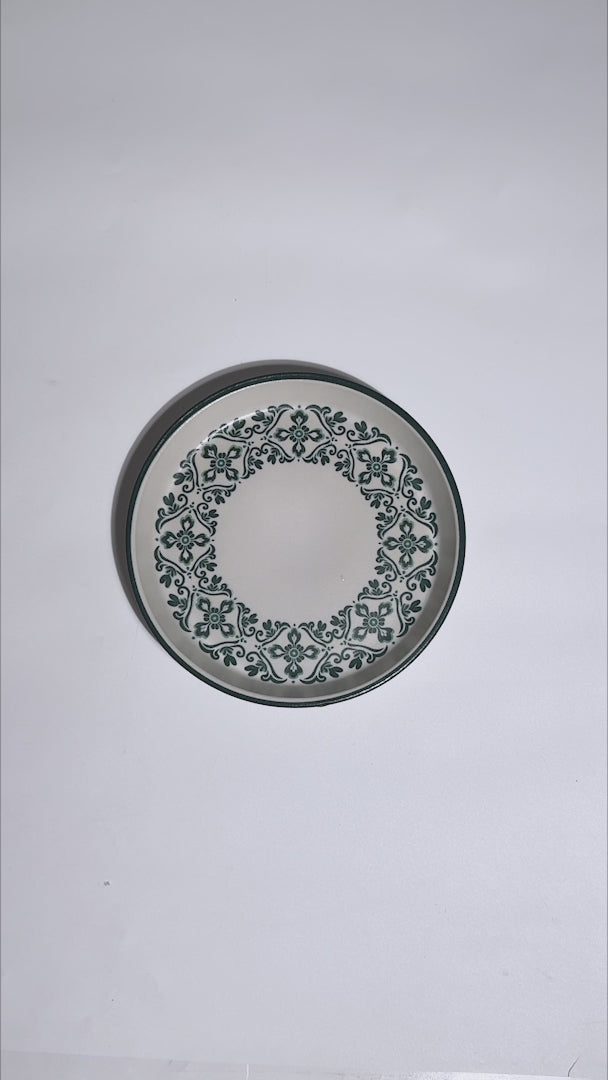 Cargar vídeo: Video de la decoración floral y borde verde del plato Talavera Verde