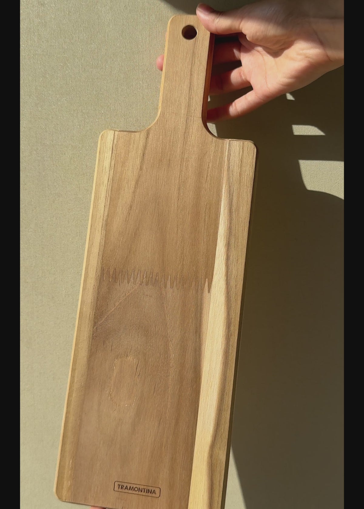 Cargar vídeo: Tabla para servir rectangular de madera con mango 40x13.5 cm