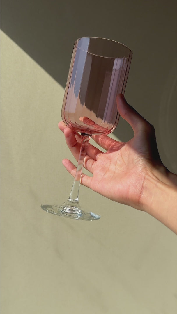 Cargar vídeo: Video de la copa para cóctel rosa Linear Blush 399 ml