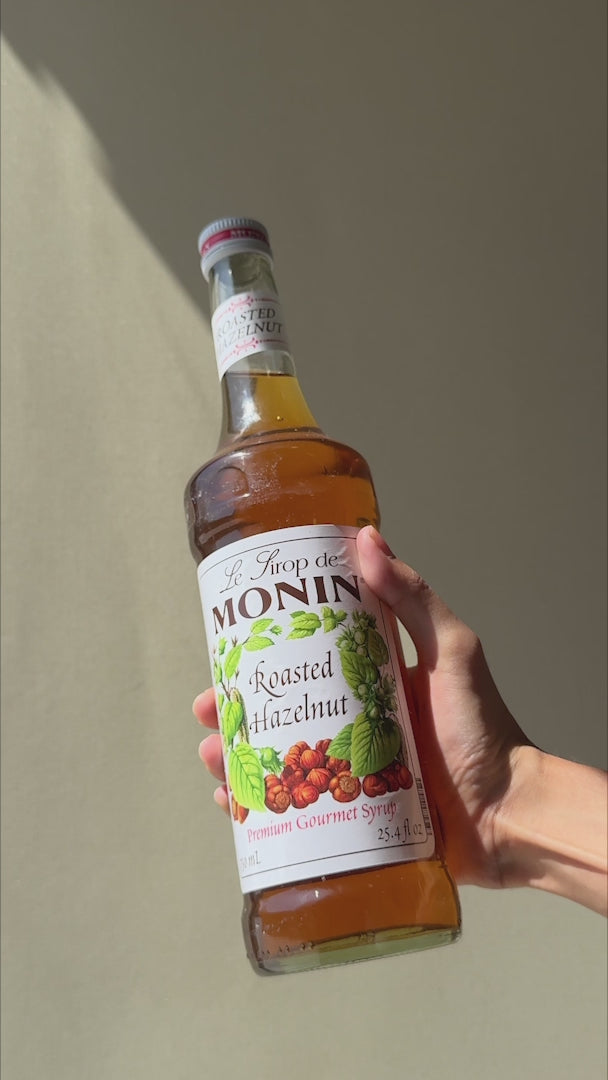 Jarabe de avellana botella de vidrio Monin 750 ml — video de producto