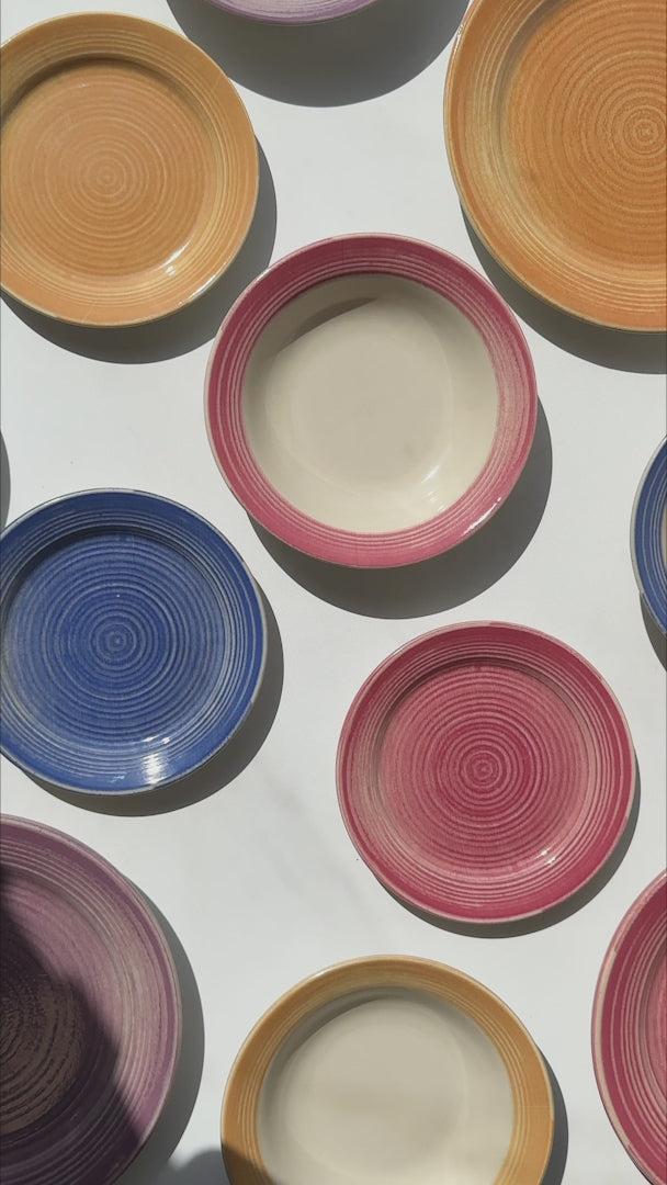 Plato gourmet morado de cerámica con diseño concéntrico