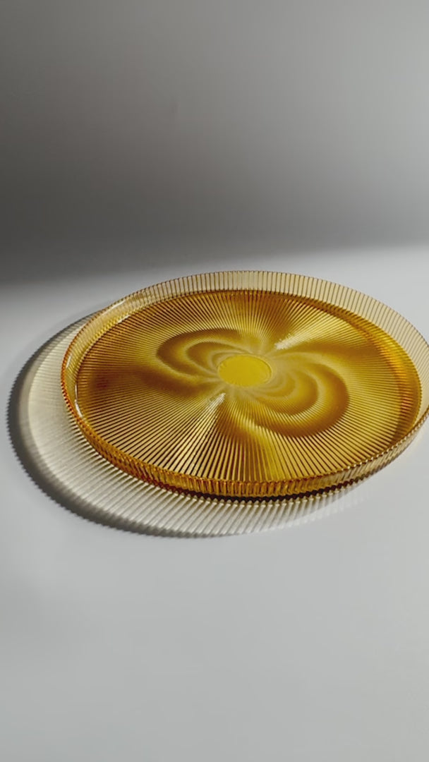 Cargar vídeo: Plato base de vidrio ámbar ala alta 31.5 cm — video de producto