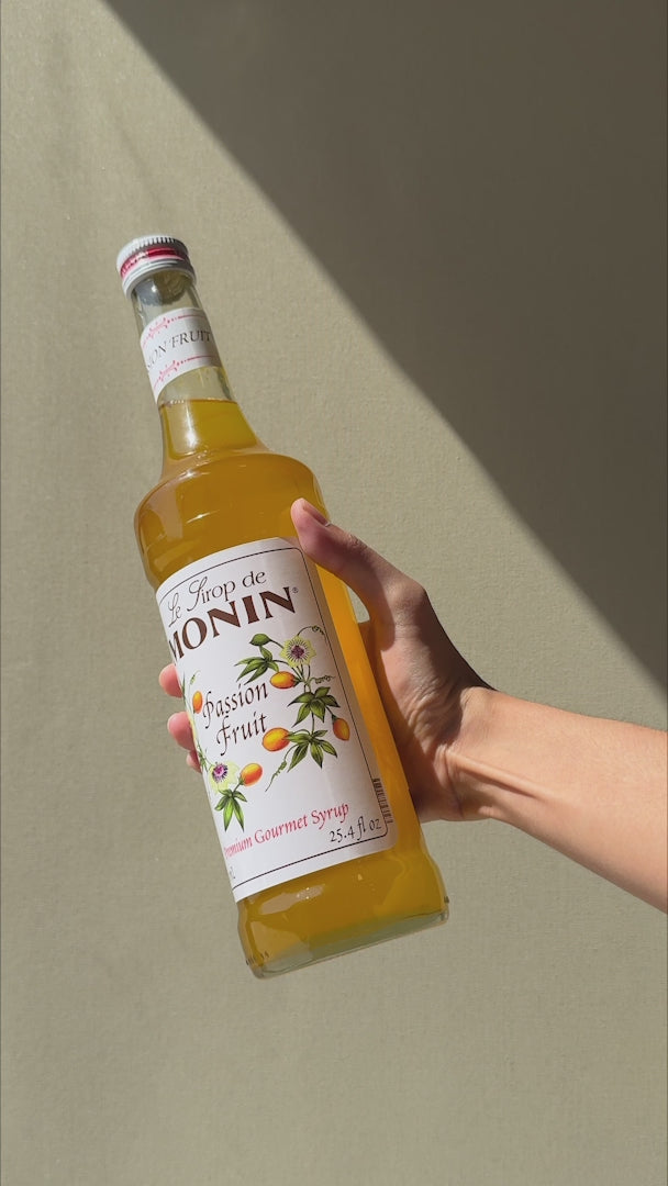 Jarabe de passion friut botella de vidrio Monin 750 ml — video de producto