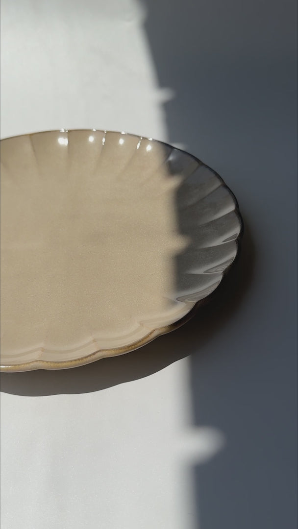 Cargar vídeo: Video del acabado y borde ondulado del plato East Sand Ø 27 cm