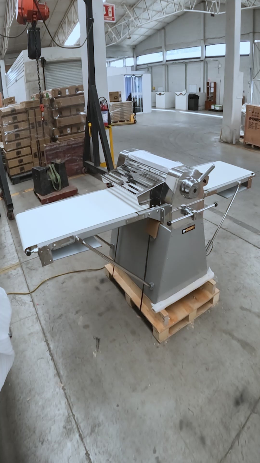 Cargar vídeo: Laminadora de masa de piso Rhino LAMBA-274P con bandas reversibles de 50 cm — video de producto