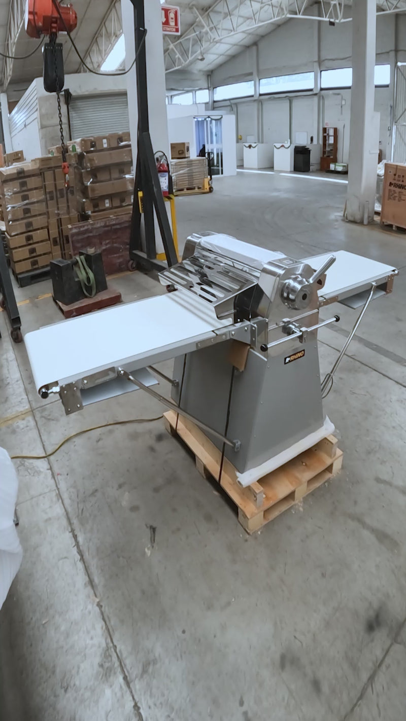 Laminadora de masa de piso Rhino LAMBA-274P con bandas reversibles de 50 cm — video de producto