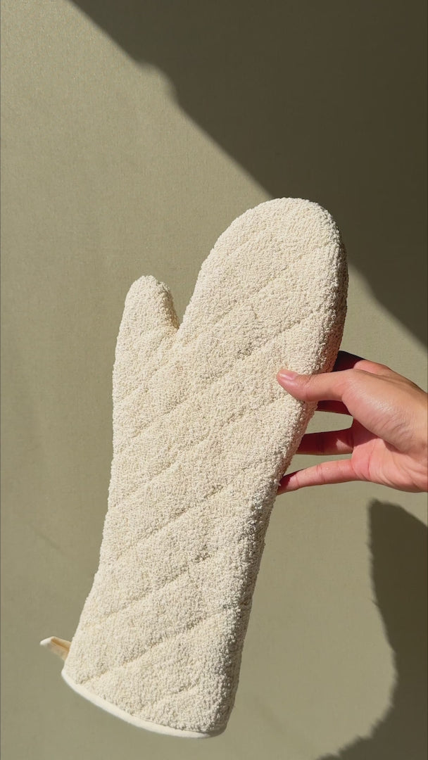 Cargar vídeo: Guantes de cocina profesional beige resistente a 300° C 16" — video de producto