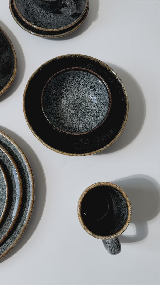 Cargar vídeo: Platos trinche de porcelana negro Midnight — video de producto